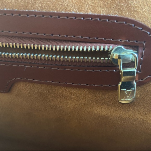 100% Louis Vuitton Kenyan Fawn (Brown) Epi Leather Lussac - Picture 9 of 14